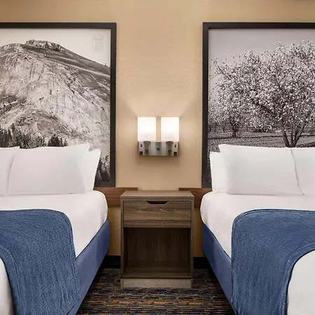 Super 8 By Wyndham Lindsay Olive Tree Hotel Exterior photo